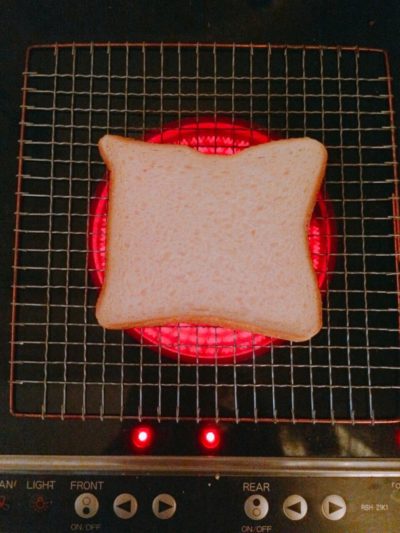 食パンを焼いているラジエントヒーター