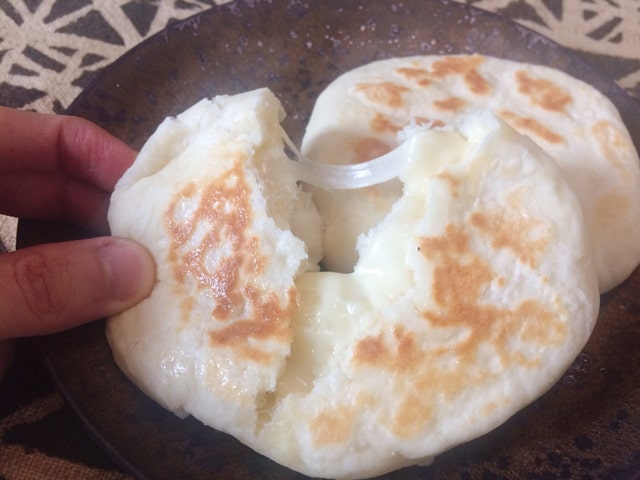 ヨーグルトチーズナンの断面