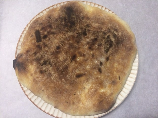 粉をはたいて焼いたチーズナン